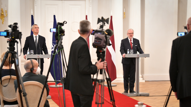 Egils Levits un Jens Stoltenbergs preses konferencē Rīgas pilī