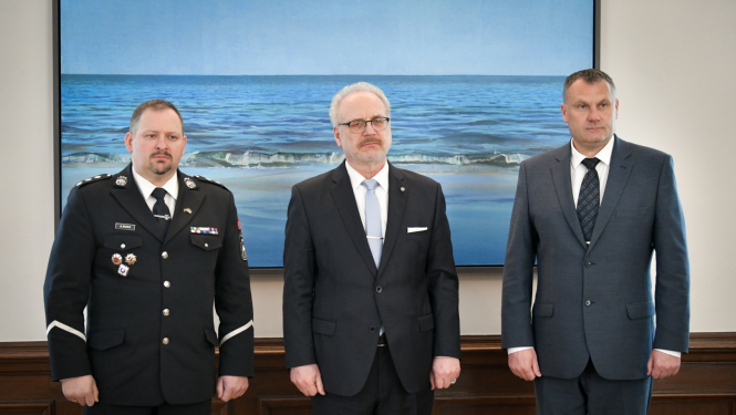 2023. gada 2. maijā. Valsts prezidents tiekas ar ģenerālprokuroru Juri Stukānu un Valsts policijas priekšnieku Armandu Ruku. 