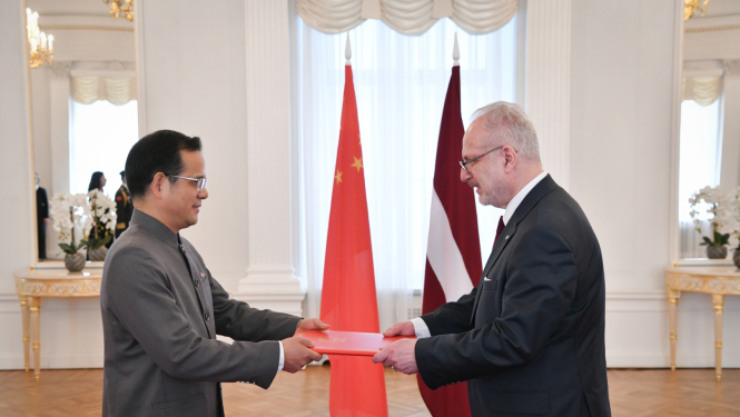 Valsts prezidents Egils Levits svinīgā ceremonijā akreditē Ķīnas Tautas Republikas vēstnieku Latvijā Tanu Sungeņu (H.E. Mr Tang Songgen)
