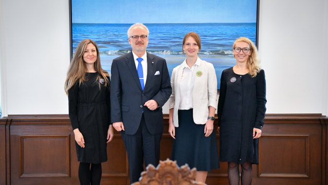 Valsts prezidents Egils Levits un Riga TechGirls