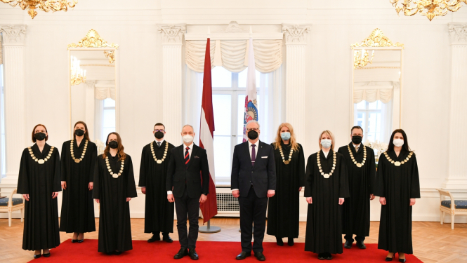 Valsts prezidenta un tieslietu ministra kopbilde ar tiesnešiem