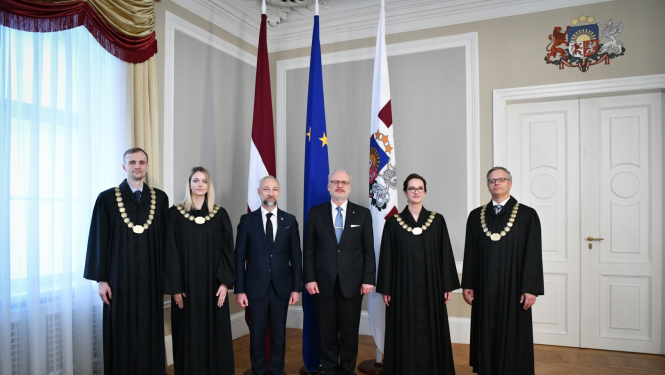 31.10.2022. Rīgas pilī tiesneša zvērestu (svinīgo solījumu) Valsts prezidentam Egilam Levitam dod rajona (pilsētas) tiesu tiesneši Miks Čevers, Guntis Lauskis, Laura Smukule un Ilona Sabīne Sviķe. Foto autors: Ilmārs Znotiņš, Valsts prezidenta kanceleja.