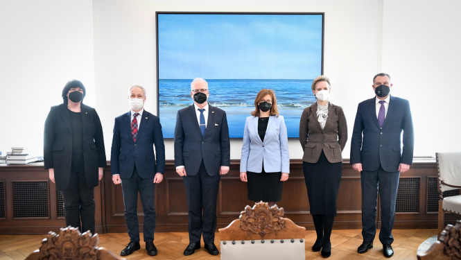 No kreisās: tieslietu ministra padomniece Inguna Preisa, tieslietu ministrs Jānis Bordāns, Valsts prezidents Egils Levits, Ārlietu ministrijas parlamentārā sekretāre Zanda Kalniņa-Lukaševica un ģenerālprokurors Juris Stukāns