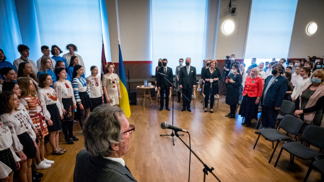 Skats uz norisi skolas aktu zālē