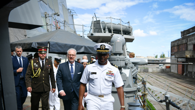 Valsts prezidents Egils Levits apmeklē ASV Jūras spēku 6. flotes kuģi iznīcinātāju “USS Arleigh Burke” 