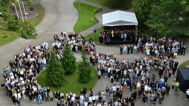 Valsts vācu ģimnāzijas pirmā septembra kopbilde