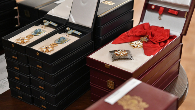 apbalvojumi kastītēs