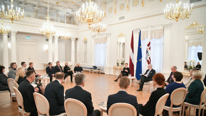 Sarunas dalībnieki Rīgas pils Baltajā zālē