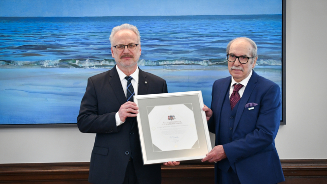 Valsts prezidents Egils Levits pasniedz Cildinājuma rakstu diriģentam Aleksandram Viļumanim
