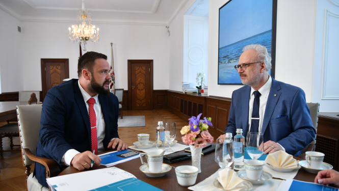 Valsts prezidents Egils Levits un ekonomikas ministrs Jānis Vitenbergs diskutē pie galda
