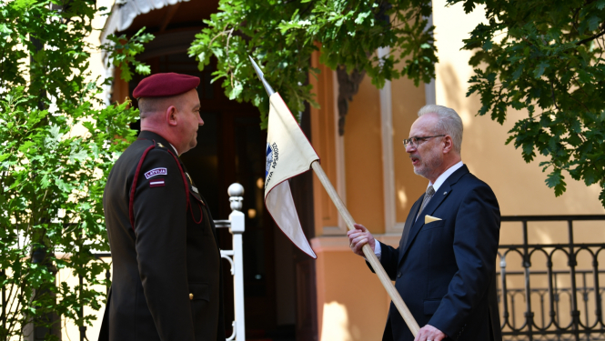Valsts prezidents Egils Levits pasniedz Valsts prezidenta apsardzes standartu 