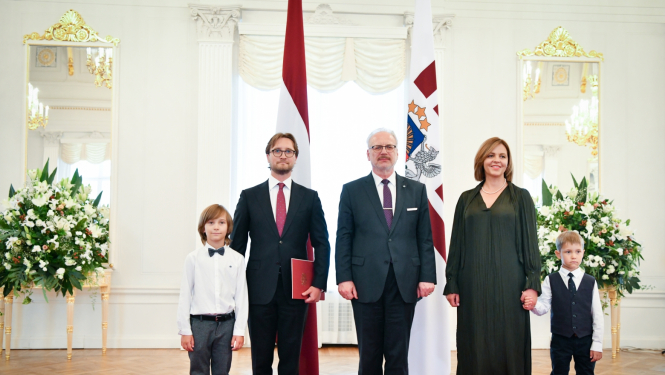 Valsts prezidents Egils Levits pasniedz akreditācijas vēstuli Latvijas Republikas ārkārtējam un pilnvarotajam vēstniekam Japānā Zigmāram Zilgalvim
