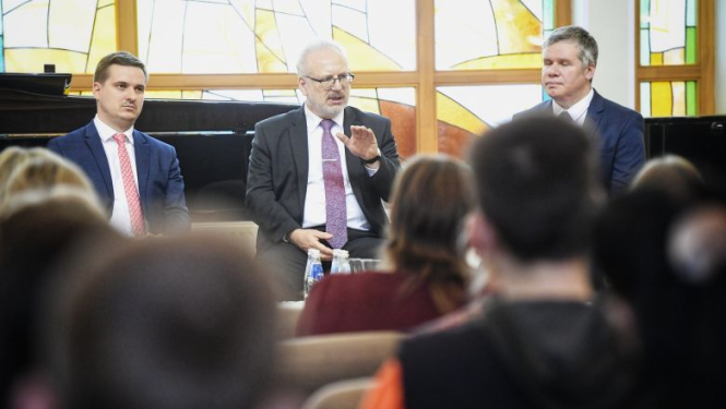 Valsts prezidents tiekas ar Madonas un Cesvaines iedzīvotājiem