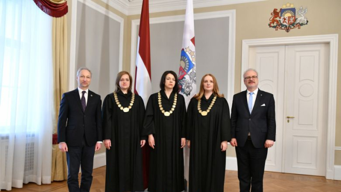 Valsts prezidentam tiesneša zvērestu dod tiesneses Līga Ašitoka, Edīte Turkopule un Silvija Kuškina