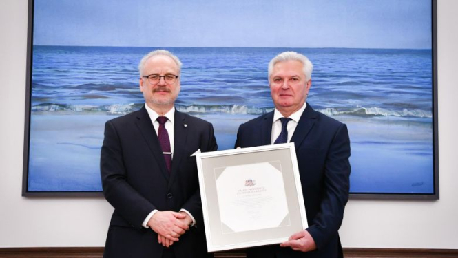 Valsts prezidents pasniedz Cildinājuma rakstu Aldim Stienim