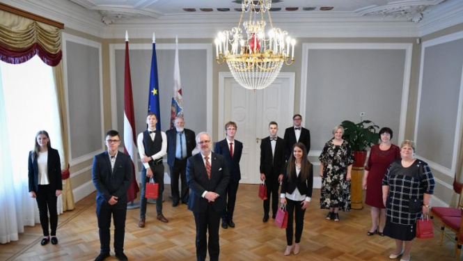 Valsts prezidents ar skolēniem pārrunā mūsdienu demokrātijas izaicinājumus