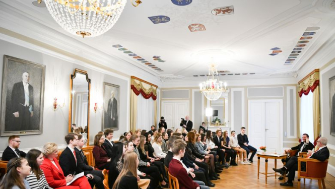 Egils Levits un Ralfs Eilands ar Ēnu dienas jauniešiem pārrunā mobinga problēmu skolās