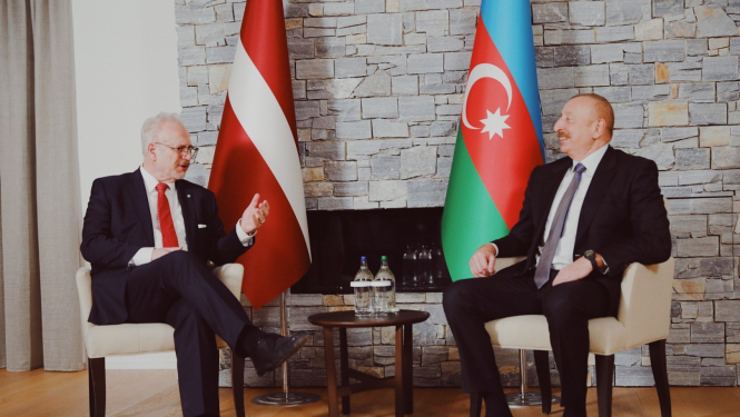 18.01.2023. Valsts prezidents Egils Levits Davosā tiekas ar Azerbaidžānas prezidentu Azerbaidžānas prezidentu Ilhamu Alijevu . Foto autors: Dāvis Doršs, Valsts prezidenta kanceleja.