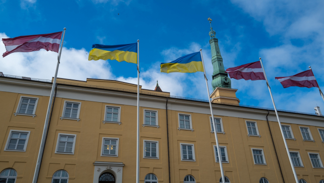 Latvijas un Ukrainas plīvojoši karogi mastos pie Rīgas pils