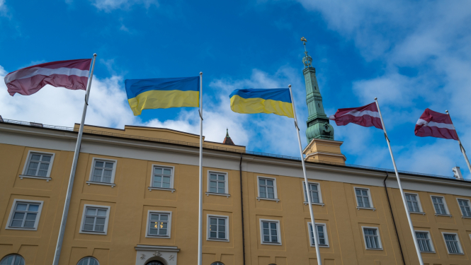 Foto ar Latvijas un Ukrainas karogiem