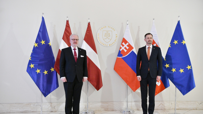 Tiksanas ar Eduardu Hegeru, Slovākijas premjerministru.