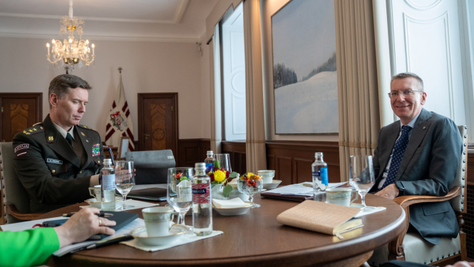 Valsts prezidents Edgars Rinkēvičs Rīgas pilī tiekas ar Nacionālo bruņoto spēku komandieri ģenerālmajoru Kasparu Pudānu