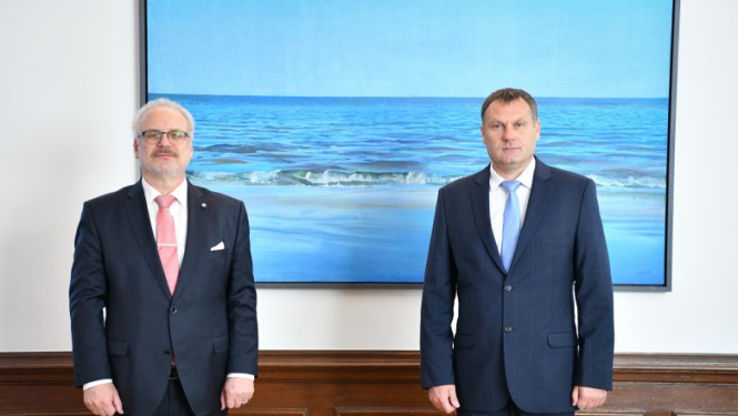 Valsts prezidents sveic ģenerālprokuroru J. Stukānu pirmajā darba dienā jaunajā amatā