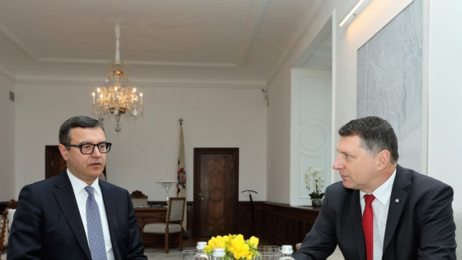 Valsts prezidents Raimonds Vējonis tiekas ar finanšu ministru Jāni Reiru
