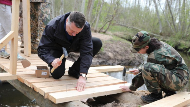 Valsts prezidents kopā ar jaunsargiem Lielajā Talkā atjauno Kalpaka takas laipu pāri Kojas upei