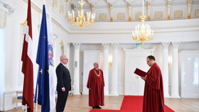 Valsts prezidentam tiesneša zvērestu dod Augstākās tiesas tiesnesis Kaspars Balodis