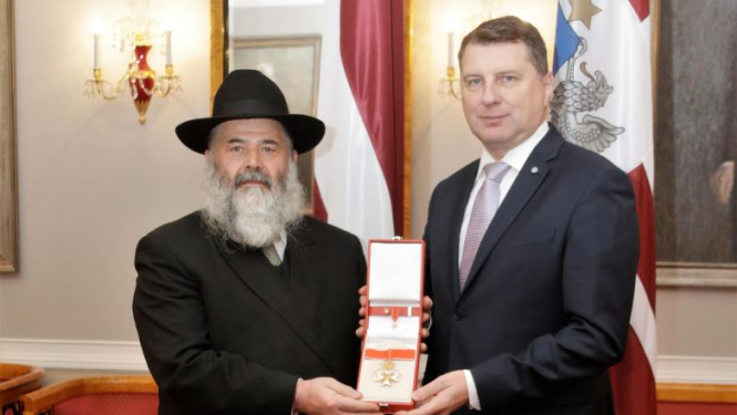 Valsts prezidents pasniedz augstāko valsts apbalvojumu Rabīnam Dr.Menahemam Barkahanam