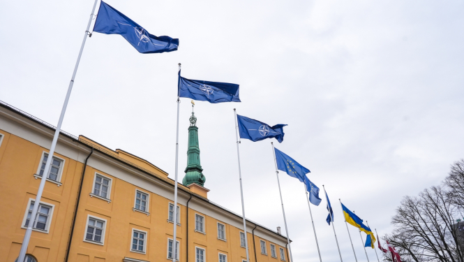 NATO karogi pie Rīgas pils