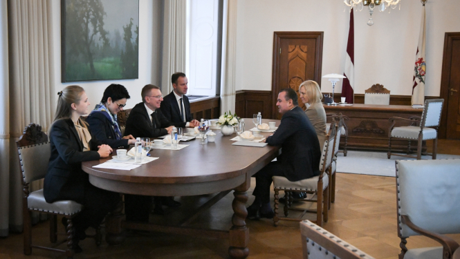 Sarunas dalībnieki ar galdu Valsts prezidenta kabinetā