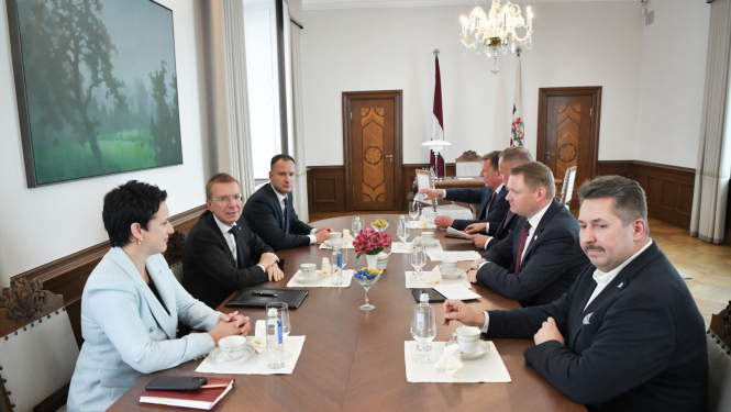 Sarunas dalībnieki ar galdu Valsts prezidenta kabinetā