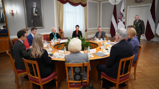 25.11.2024. Valsts prezidenta Edgara Rinkēviča tikšanās ar Saeimas priekšsēdētāju Daigu Mieriņu, Ministru prezidenti Eviku Siliņu, ārlietu ministri Baibu Braži un Saeimas ārlietu komisijas vadītāju Ināru Mūrnieci