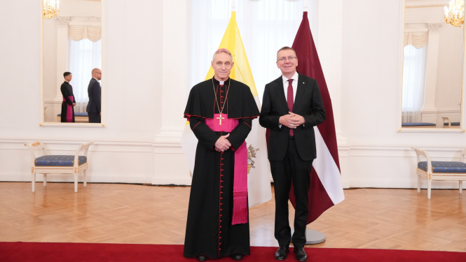 05.11.2024. Valsts prezidents Edgars Rinkēvičs Rīgas pils Baltajā zālē akreditē V.E. Svētā Krēsla apustulisko nunciju Latvijas Republikā arhibīskapu Georgu Gensveinu (Georg Gänswein)