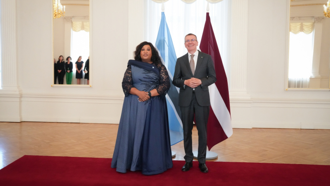 17.06.2024. Ārkārtējo un pilnvaroto ārvalstu vēstnieku akreditācija. Valsts prezidents Edgars Rinkēvičs kopā ar  V.E. Botsvānas Republikas ārkārtējo un pilnvaroto vēstnieci Latvijas Republikā Džulianu Andželu Dubi-Gobotsvangu (Juliana Angela Dube-Gobotswang).