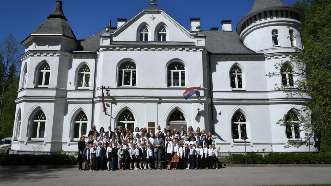Valsts prezidents Edgars Rinkēvičs apmeklēja Baldones sākumskolu Latvijas Republikas neatkarības atjaunošanas 34. gadadienas ieskaņas pasākumā.