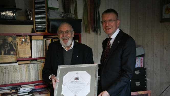 11.10.2023. Valsts prezidents Edgars Rinkēvičs pasniedz Cildinājuma rakstu Albertam Belam