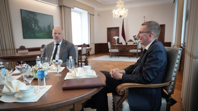 14.06.2024. Valsts prezidenta Edgara Rinkēviča tikšanās ar Saeimas Aizsardzības, iekšlietu un korupcijas novēršanas komisijas priekšsēdētāju Raimondu Bergmani