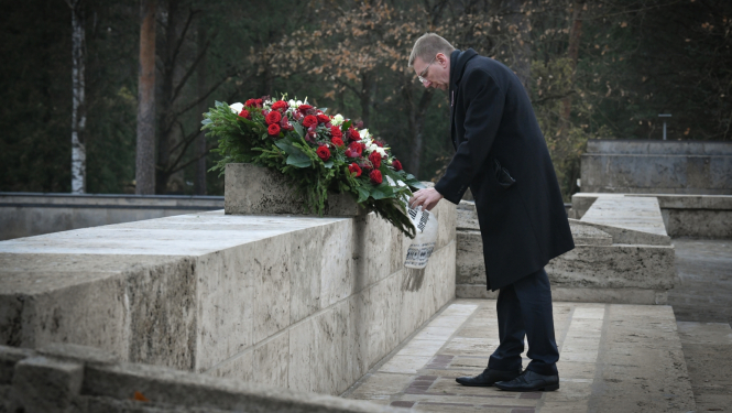 11.11.2023. Valsts prezidents Edgars Rinkēvičs, godinot Latvijas brīvības cīnītājus, noliek vainagu Rīgas Brāļu kapos