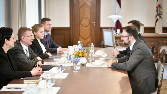 Sarunas dalībnieki ar galdu Valsts prezidenta kabinetā