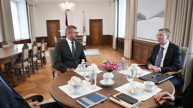 Sarunas dalībnieki ar galdu Valsts prezidenta kabinetā