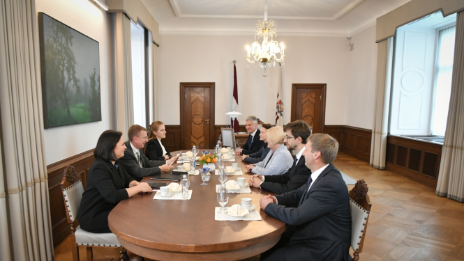 Sarunas dalībnieki ar galdu Valsts prezidenta kabinetā