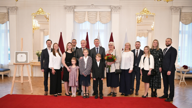 Valsts prezidents pasniedz Cildinājuma rakstu aktierim  Uldim Dumpim