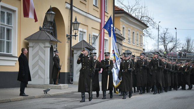 11.11.2023. Valsts prezidenta Edgara Rinkēviča dalība Nacionālo bruņoto spēku svinīgās Godasardzes maiņas ceremonijā pie Rīgas pils