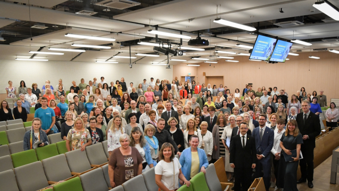 Valsts prezidents Edgars Rinkēvičs kopbildē ar konferences klausītājiem