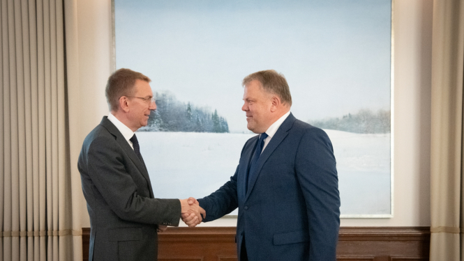 Edgars Rinkēvičs un Gints Kaminskis sarokojas