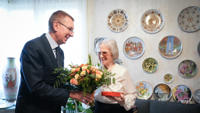 21.11.2024. Atzinības krusta pasniegšana porcelāna māksliniecei Beatrisei Kārkliņai