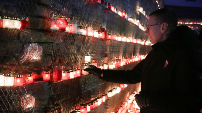 11.11.2024. Valsts prezidents Edgars Rinkēvičs, godinot Latvijas brīvības cīnītājus, noliek svecīti 11. novembra krastmalā
